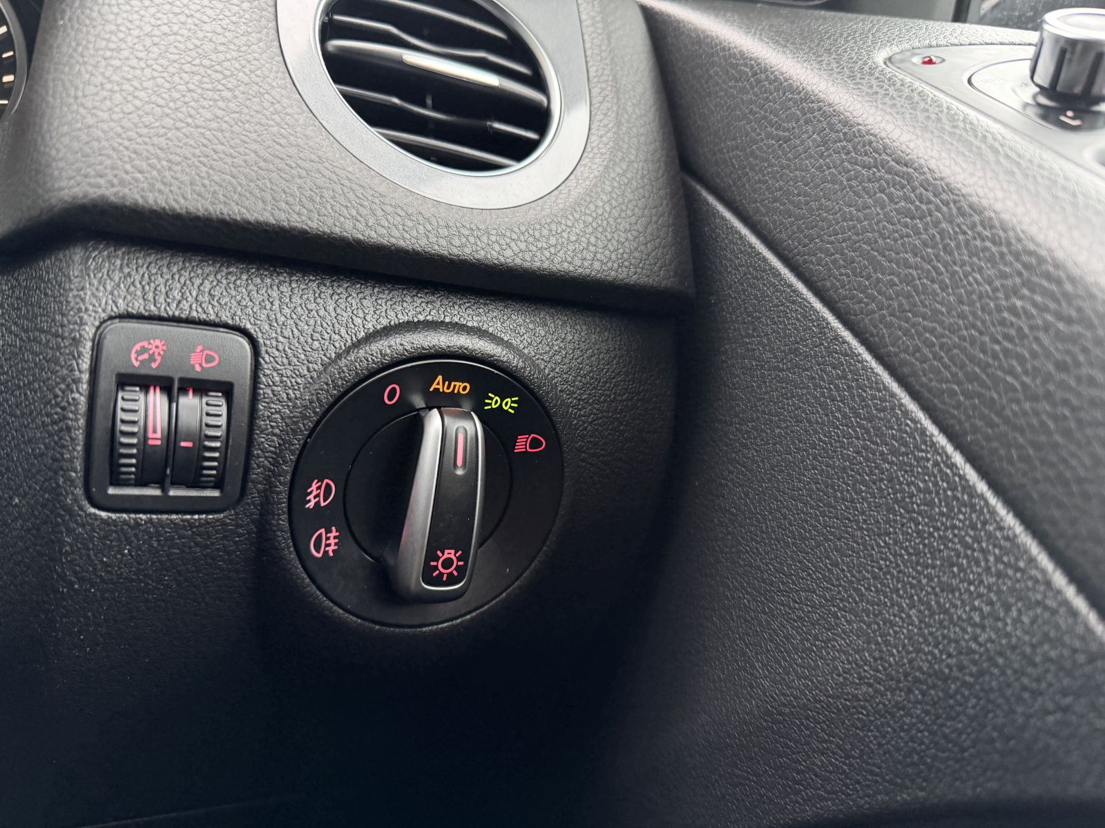 Image of Volkswagen Tiguan 2.0 TDI BlueMotion Tech SE 4WD Euro 5 (s/s) 5dr