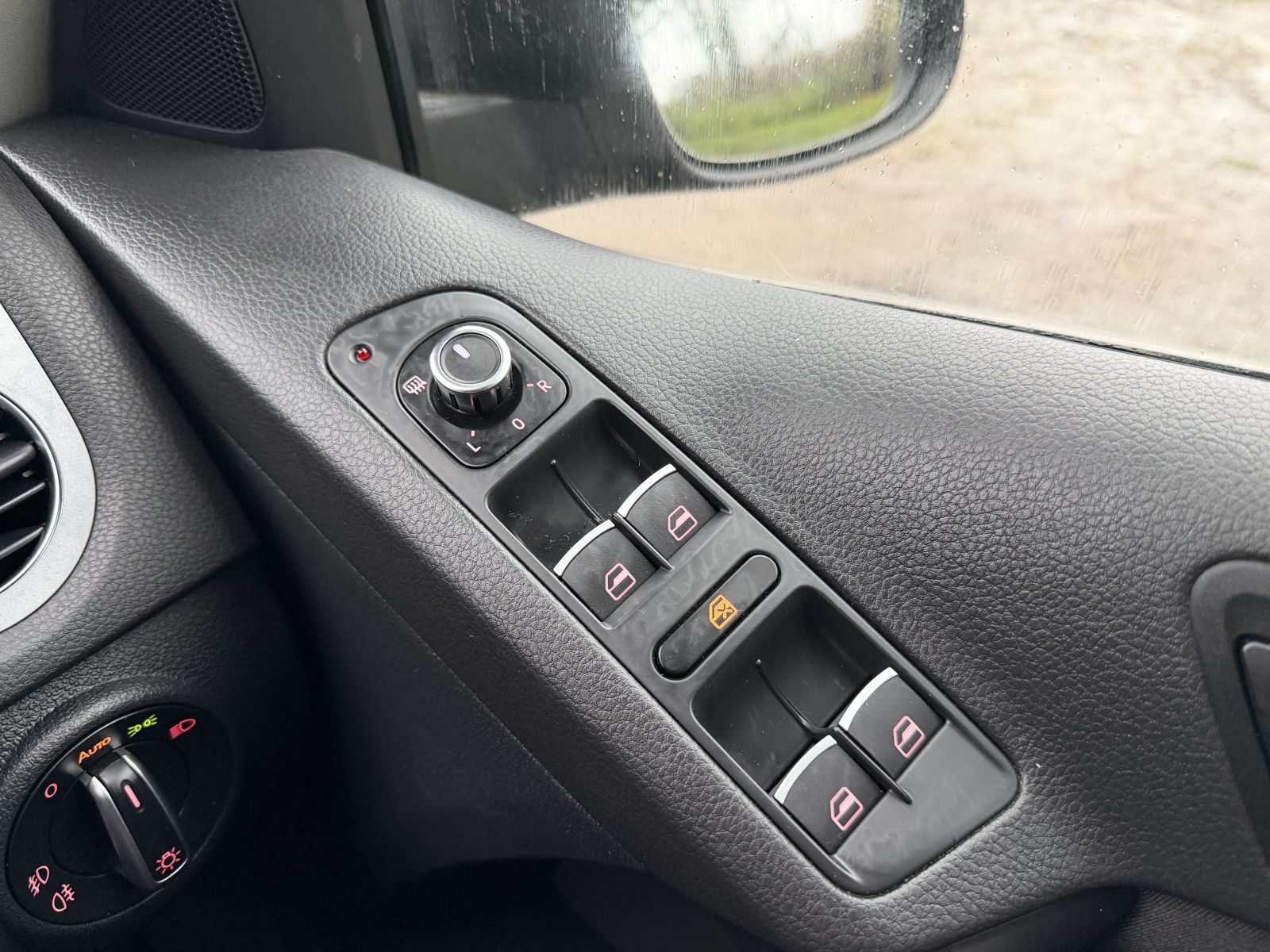 Image of Volkswagen Tiguan 2.0 TDI BlueMotion Tech SE 4WD Euro 5 (s/s) 5dr